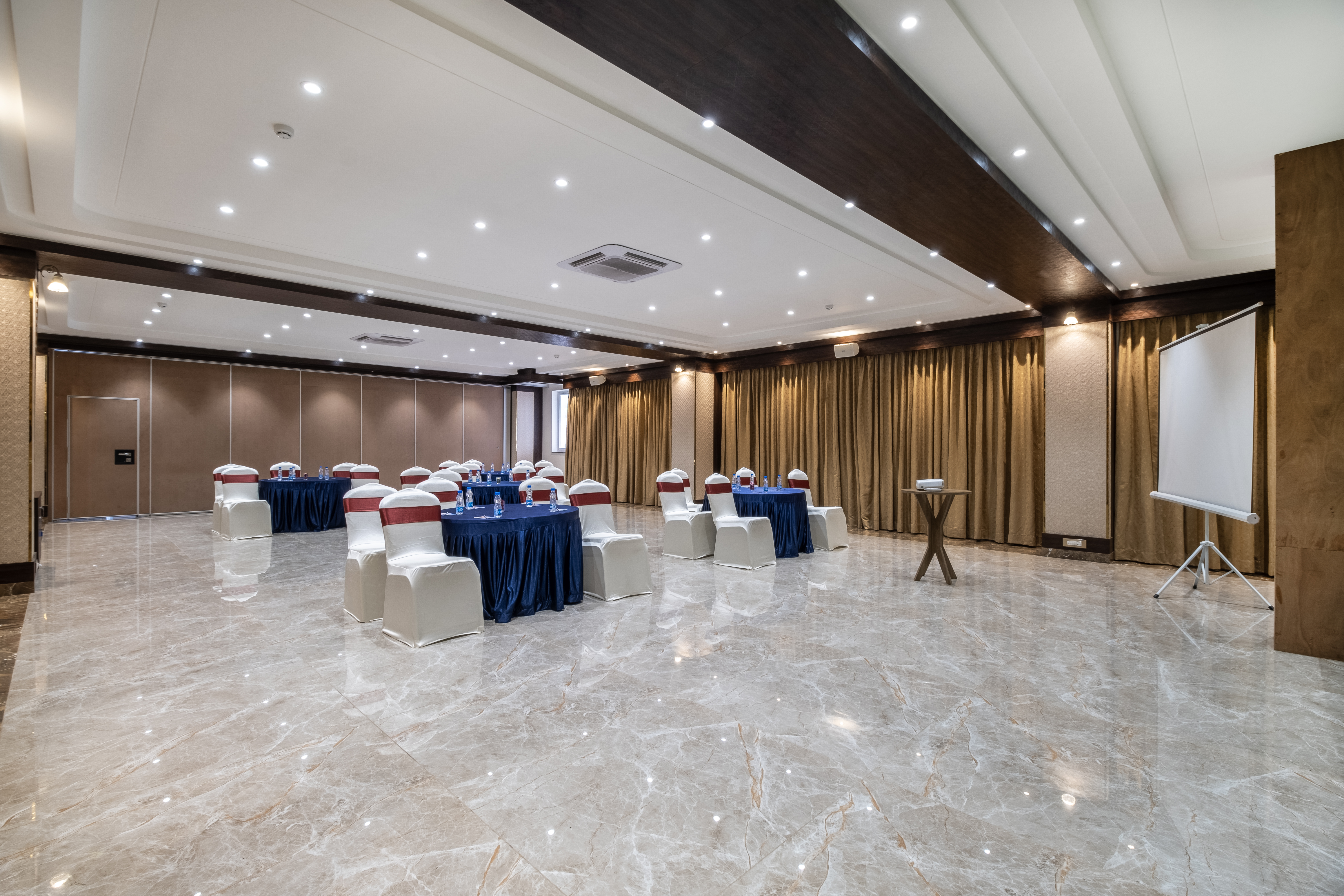 Luxury Banquet Round Tables Arrangement